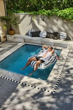 Fatboy Original Floatzac Säkkituoli, Thunder Grey -EMI Sisustus Kauppa 02FATBOY Floatzac CirclePillowsKingpillows Moodpicture 2 role