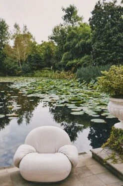 GUBI Pacha Outdoor Nojatuoli Käsinojilla, Pyörivä, Lorkey 40 -EMI Sisustus Kauppa Gubi Goes Al Fresco Pacha