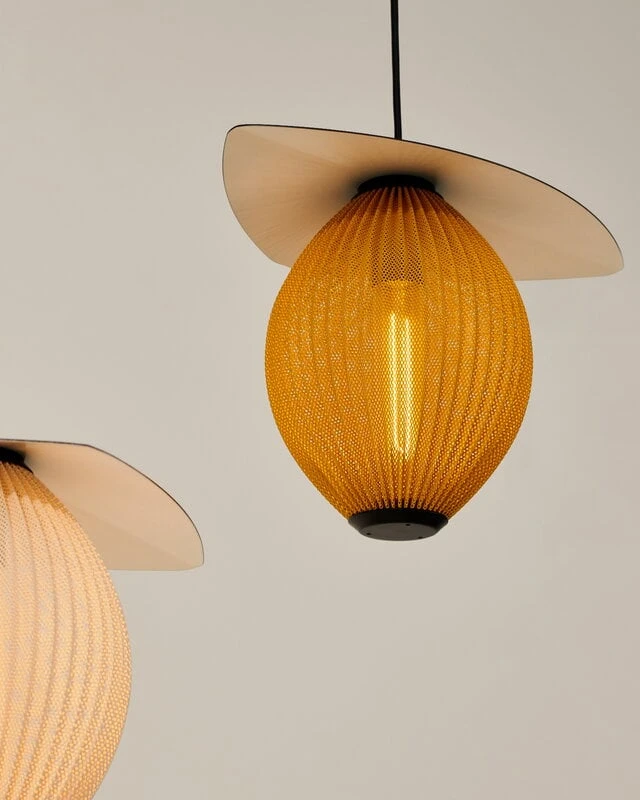 GUBI Satellite Outdoor Riippuvalaisin, 22 Cm, Musta - Cream White 4 GUBI Satellite Outdoor Riippuvalaisin, 22 Cm, Musta - Cream White - Image 2