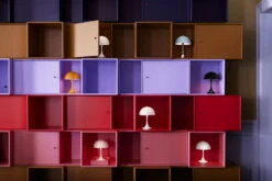 Louis Poulsen Panthella Portable V2 Pöytävalaisin, Harmaa Opaali -EMI Sisustus Kauppa LP SS22 Panthella Portable Wall 09144A