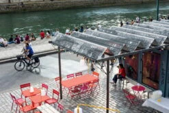 Fermob Bistro Pöytä, 97 X 57 Cm, Poppy 8 Fermob Bistro Pöytä, 97 X 57 Cm, Poppy -EMI Sisustus Kauppa LUXEMBOURG BISTRO ROSE PRALINE CAPUCINE COQUELICOT DECLARATION ALBUM2022 PHILIPPE LEVY