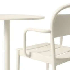 Muuto Linear Steel Käsinojallinen Tuoli, Luonnonvalkoinen -EMI Sisustus Kauppa Linear steel armchair cafe table round 70 h73 off white detail Muuto 5000x5000 hi res 150