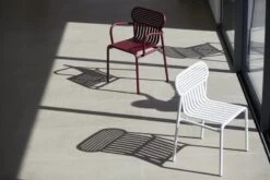 Petite Friture Week-end Käsinojallinen Tuoli, Burgundinpunainen -EMI Sisustus Kauppa M0740109 M0740301 weekend chair bridge white burgundy 28C29Ola Rindal lifestyle HD28129