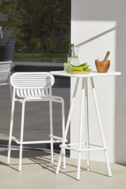 Petite Friture Week-end Baarituoli, Valkoinen -EMI Sisustus Kauppa M0740909 M0741409 weekend high stool and table white 28C29Ola Rindal lifestyle HD28129