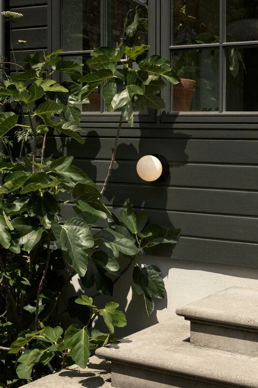 Nuura Liila 1 Outdoor Seinä/kattovalaisin, Musta - Opaali 6 Nuura Liila 1 Outdoor Seinä/kattovalaisin, Musta - Opaali - Image 4