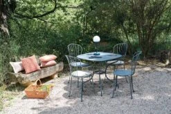 Fermob Opéra+ Tuoli, Honey Textured -EMI Sisustus Kauppa OPERA GRIS ORAGE MOOON EVASION PUGET BOOKGSS2021 SEBASTIEN EROME 1