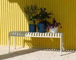 HAY Botanical Family Ruukku Ja Lautanen, XL, Tummansininen -EMI Sisustus Kauppa Palissade Bench sky grey Botanical Family dark blue Plant Pot With Saucer M off white 1