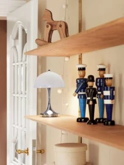 Louis Poulsen Panthella Portable V2 Pöytävalaisin, Harmaa Opaali -EMI Sisustus Kauppa Panthella Portable Grey Opal Interior SS22 08459