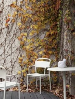 Muuto Linear Steel Käsinojallinen Tuoli, Luonnonvalkoinen -EMI Sisustus Kauppa linear steel armchair linear steel cafe table 70 off white muuto org 150
